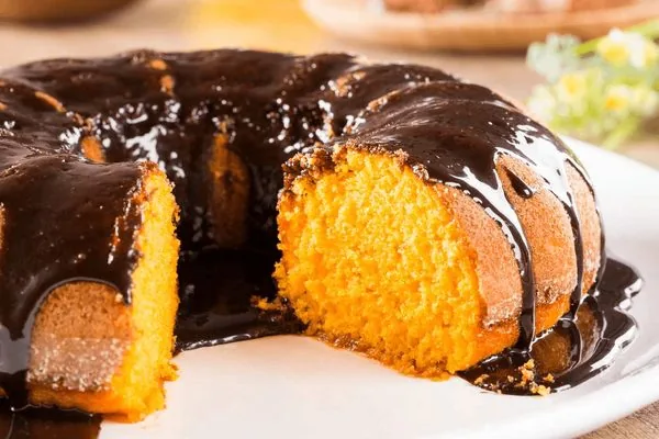 Bolo de cenoura com cobertura cremosa